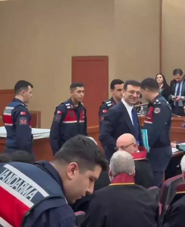 Mahkeme salonunda g&ouml;r&uuml;nt&uuml;lendi: İşte Ekrem İmamoğlu'nun son hali - Resim : 2