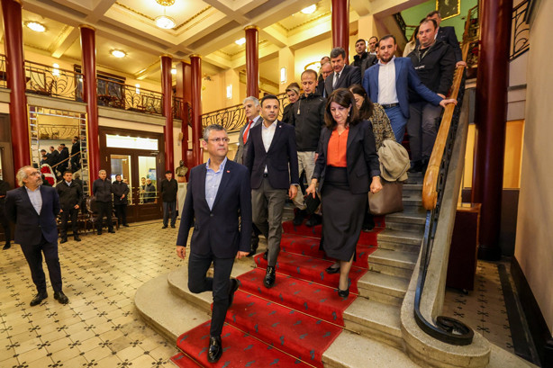 CHP lideri Özel'in Türkiye'yi işgalci gören soprano Chakar'ın elini öpmesi ortalığı karıştırdı - Resim : 1