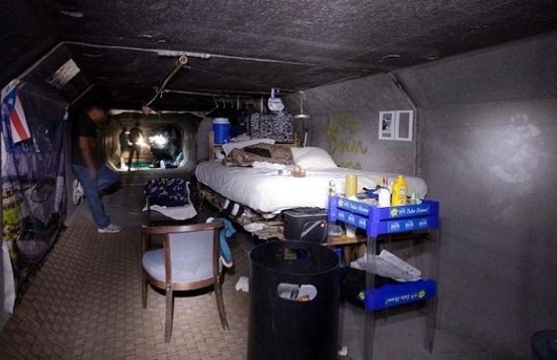 Erotik filmlere damgasını vuran ünlü oyuncu sokaklara düştü - Resim : 1