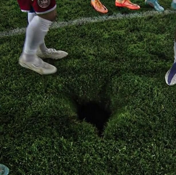 Avusturya-Danimarka maçı eziyete döndü! Önce elektrik kesildi, sonra sahada dev bir delik açıldı - Resim : 2