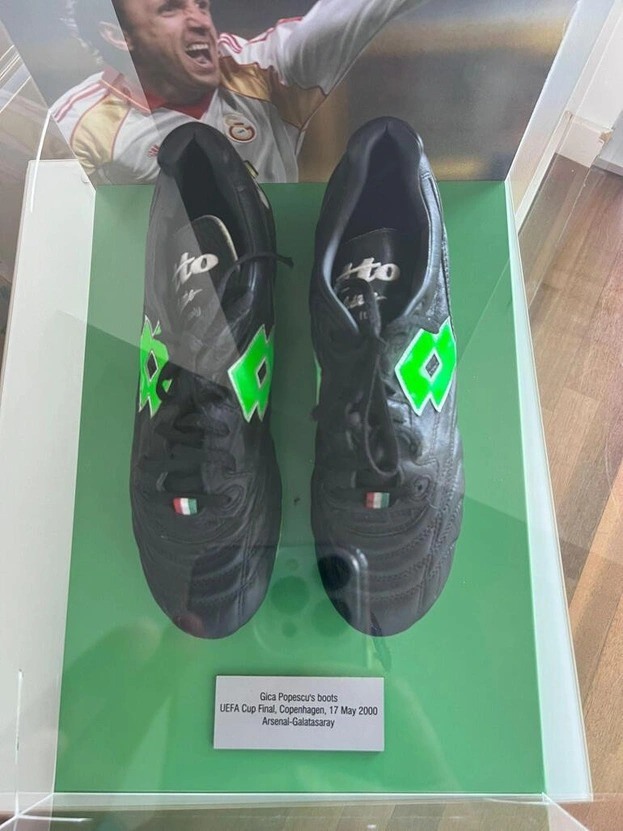 Popescu kramponlarını depremzedeler için satışa çıkardı - Resim : 1