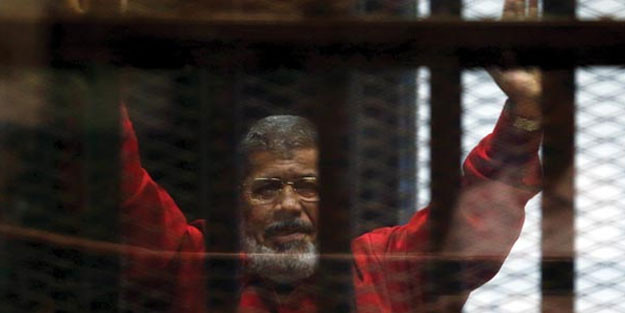 Darbeyle devrilen Mısır lideri Mursi mahkemede öldü - Resim : 1