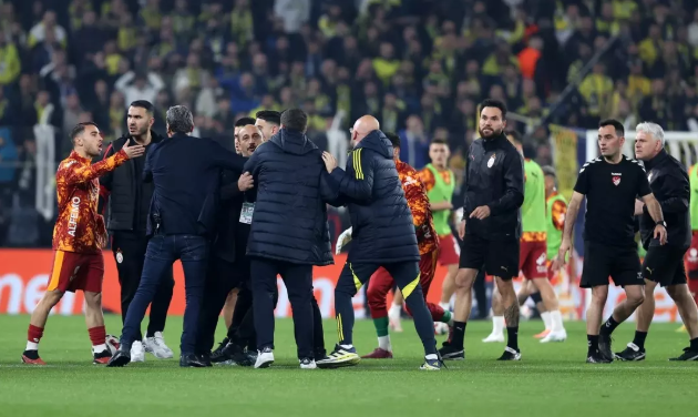 Fenerbahçe-Galatasaray maçı başlamadan kavga çıktı - Resim : 3