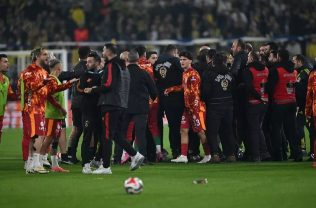 Fenerbahçe-Galatasaray maçı başlamadan kavga çıktı - Resim : 2