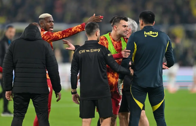 Fenerbahçe-Galatasaray maçı başlamadan kavga çıktı - Resim : 1
