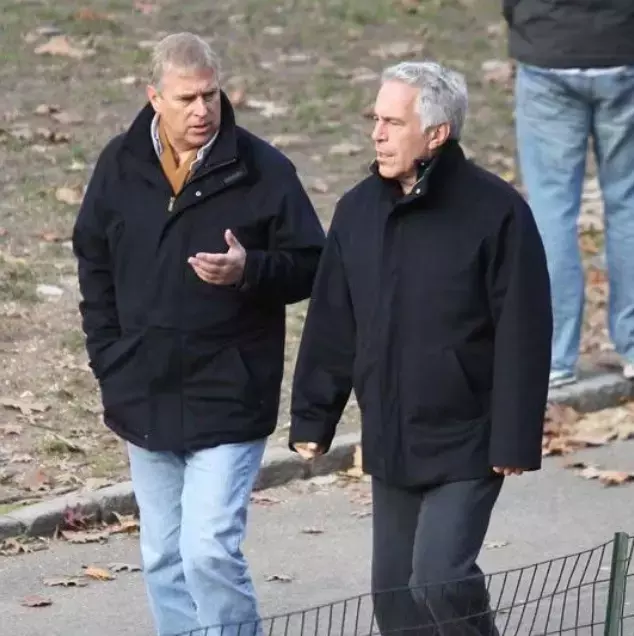 Kraliyet dosyasında infial yaratan görüntü! Prensi boşuna almamışlar! - Resim : 1