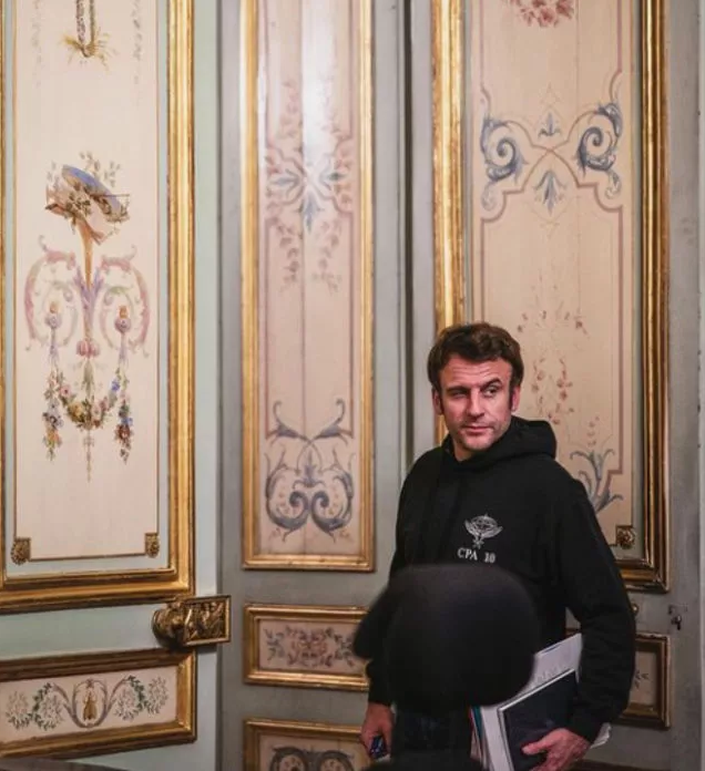 Macron'un saraydaki fotoğrafları alay konusu oldu! Zelenski'yi mi taklit ediyor? - Resim : 3