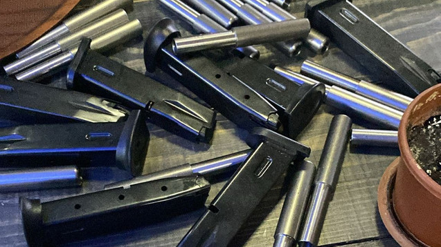 Polis duvarı balyozla kırdı, çıkanlar şoke etti! - Resim : 1