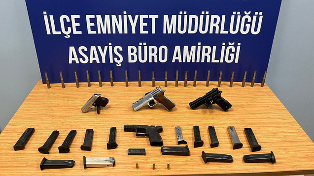 Polis duvarı balyozla kırdı, çıkanlar şoke etti! - Resim : 2