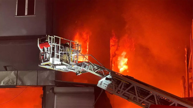 Beylikdüzü'de dev fabrika yangını! 7 saattir devam ediyor... - Resim : 1