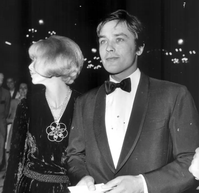 Efsane oyuncu Alain Delon'dan kahreden haber! Ötenazi ile ölmek istiyor! - Resim : 1