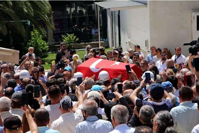 Cüneyt Arkın cenazesinde fotoğraf yarışı! "Manzara değil burası..." - Resim : 1