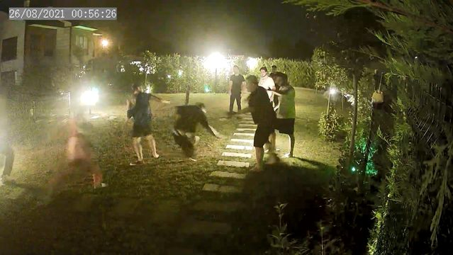 Derya Tuna ve komşusunun kavgası kamerada! Aile siteden taşındı - Resim : 4