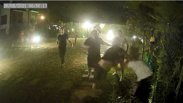 Derya Tuna ve komşusunun kavgası kamerada! Aile siteden taşındı - Resim : 2