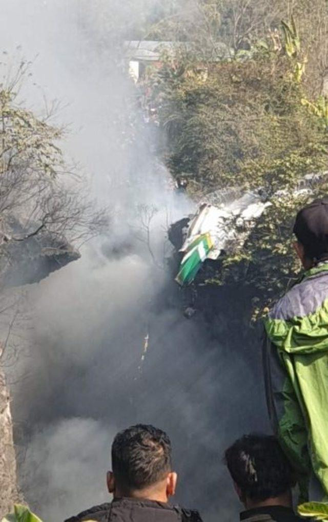 72 kişiyi taşıyan yolcu uçağı piste düşüp alev aldı! İlk görüntüler geldi: Kurtulan olmadı... - Resim : 5