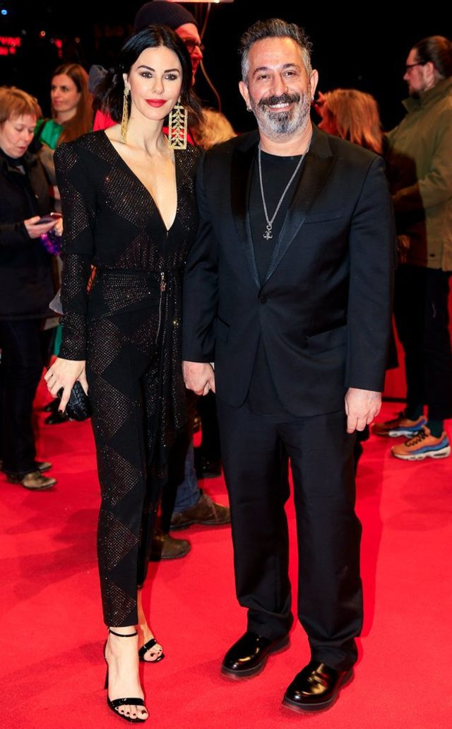 Cem Yılmaz'dan eleştirilere esprili yanıt: Filmi çakıldı, Defne de tekmeyi vurdu - Resim : 1