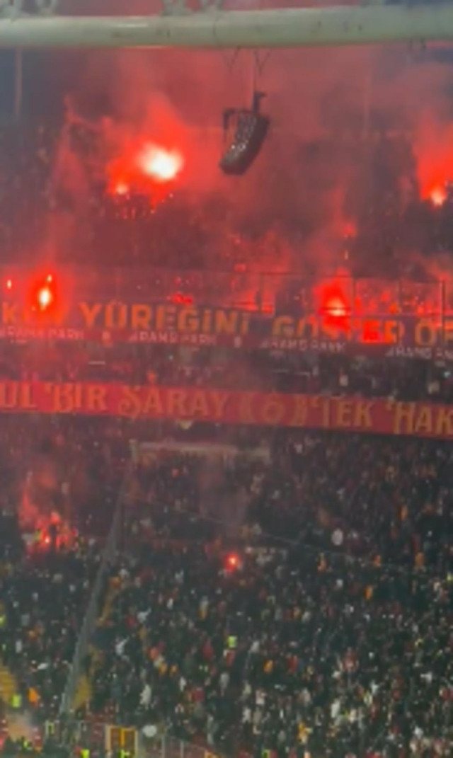 Derbiye yakışmayan hareketler! Meşaleleri Galatasaraylılara attılar - Resim : 2