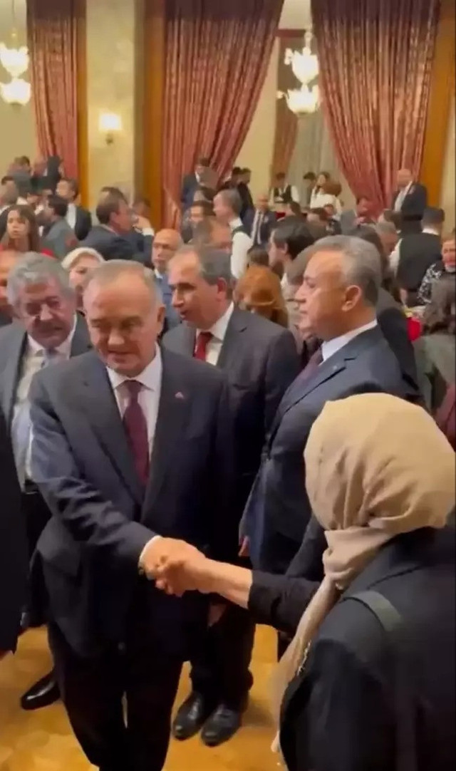 11 yıl sonra ilk! DEM Parti 23 Nisan resepsiyonuna katıldı: MHP ile tokalaştılar - Resim : 3