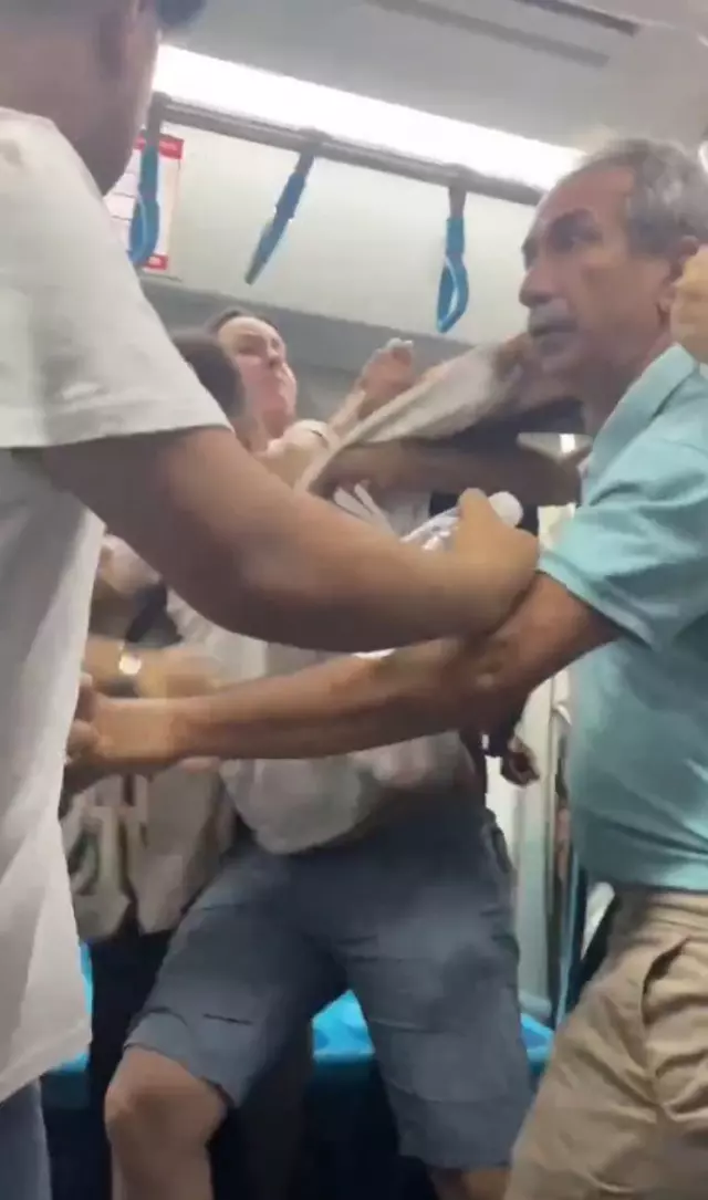 Ortalık bir anda karıştı: Marmaray'da kavgaya tutuştular! Nedeni ise... - Resim : 3