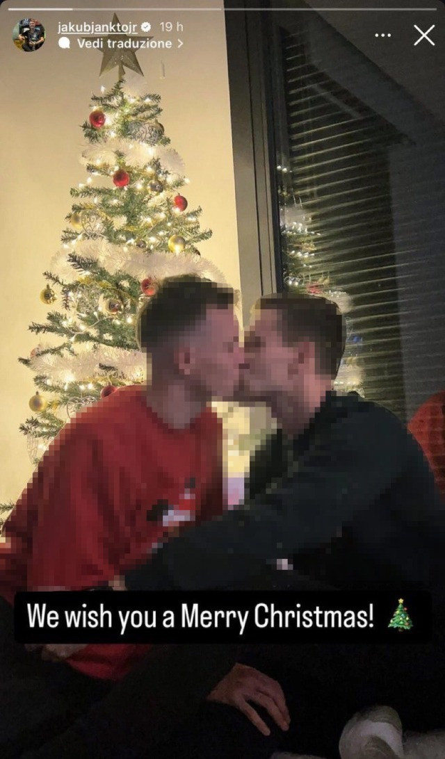 Ünlü futbolcu eşcinsel olduğunu duyurdu! Öpüştüğü anları bile paylaştı... - Resim : 2