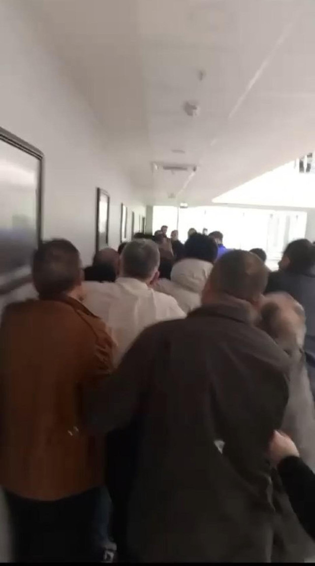 Eski MHP'li başkana belediye binasında saldırı! Yaralılar var - Resim : 1