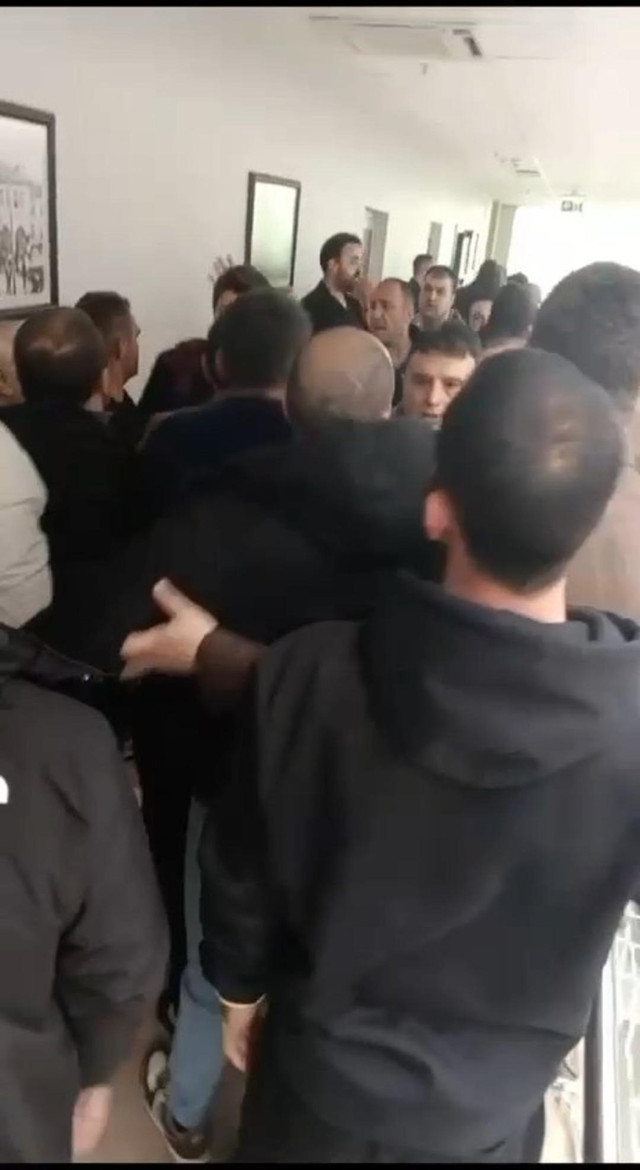 Eski MHP'li başkana belediye binasında saldırı! Yaralılar var - Resim : 4