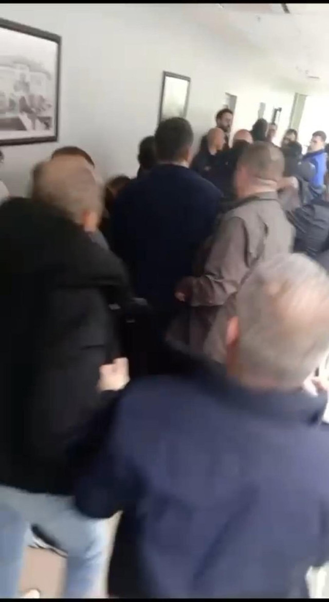 Eski MHP'li başkana belediye binasında saldırı! Yaralılar var - Resim : 3