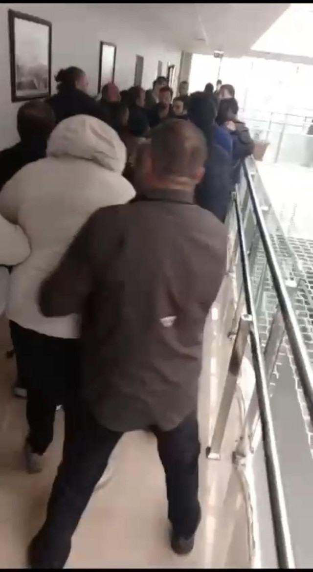 Eski MHP'li başkana belediye binasında saldırı! Yaralılar var - Resim : 2