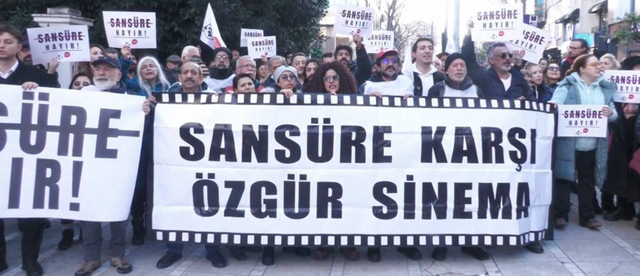 Kadıköy'de Kızıl Goncalar protestosu: 'Sansürden daha tehlikeli' - Resim : 1