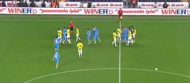 Fenerbahçe - Zenit maçında gergin anlar! Kadıköy'de saha içi bir anda karıştı - Resim : 1