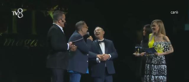 Mehmet Ali Erbil, konuşmamak için ağzını bantladı - Resim : 1