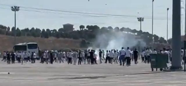 Süper Kupa öncesi ortalık yangın yeri! Taraftarlar birbirine girdi... Kafalarına meşale fırlattılar - Resim : 2