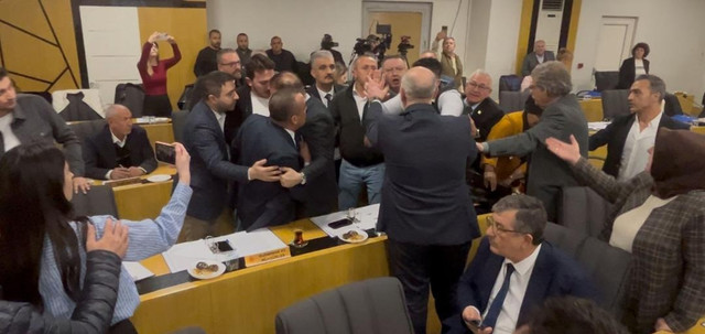 Belediye Meclisinde tansiyon yükseldi! Burcu Köksal da çileden çıktı - Resim : 2