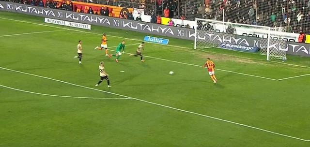 Hakim Ziyech imkansızı başardı! Boş kaleyi auta gönderdi... Görenler gözlerine inanamadı! - Resim : 2