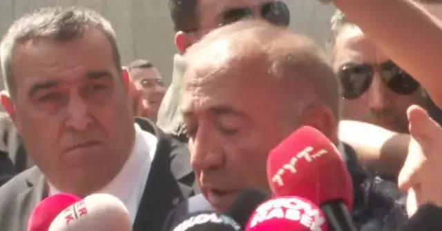 CHP İl Başkanlığı'nın önünde Gürsel Tekin'e su şişesi fırlatıldı - Resim : 1