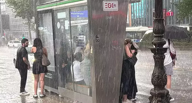 Caddeler göle döndü... Kuvvetli sağanak Ankara'yı vurdu! - Resim : 2
