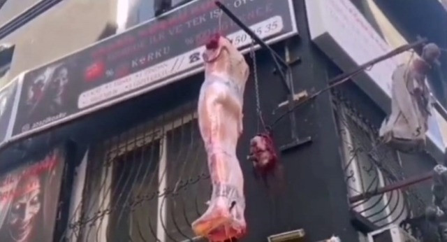 İzmir'deki parçalanmış kadın vücudu maketlerine polis müdahale etti - Resim : 3