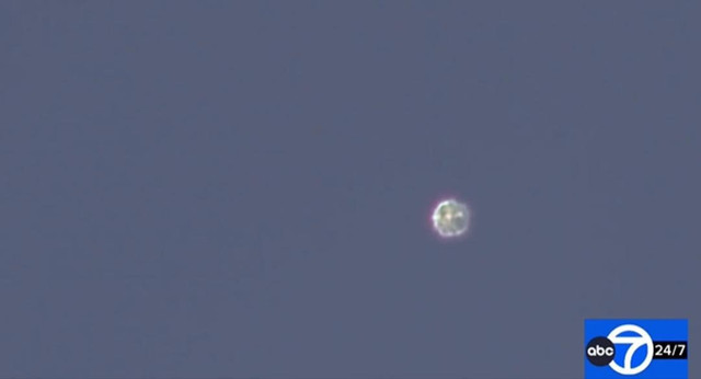 ABD'deki canlı yayında dikkat çeken anlar! Gökyüzünde parlayan cismin ne olduğunu kimse bilmiyor - Resim : 3