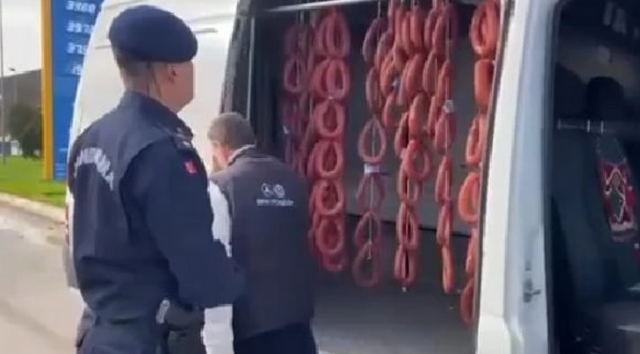 Benzinlikte sucuk banyosuna gözaltı - Resim : 1