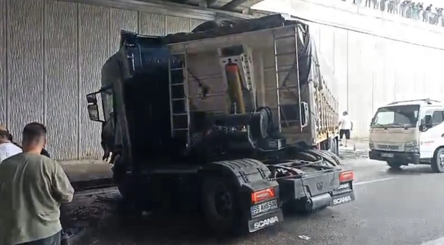 Feci kaza... Otomobil ile TIR çarpıştı: Ölü ve yaralılar var! - Resim : 2