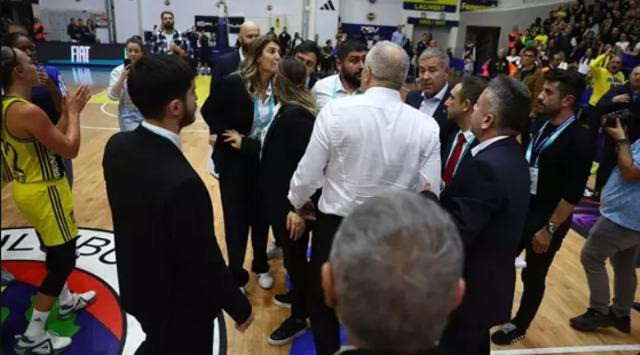 Fenerbahçe - Galatasaray derbisi biter bitmez hakemin yanına gitti! Kısa süreliğine ortalık karıştı - Resim : 3