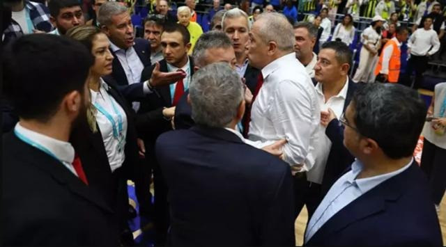 Fenerbahçe - Galatasaray derbisi biter bitmez hakemin yanına gitti! Kısa süreliğine ortalık karıştı - Resim : 2