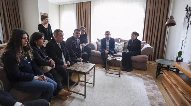 Özgür Özel'den Minguzzi ailesine taziye ziyareti: "Takipçisi olacağız" - Resim : 1