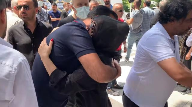 Türkücü Ceylan'ın en zor günü! Ablasının cenazesinde ayakta duramadı - Resim : 4