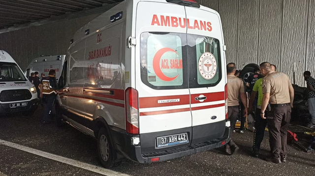 Feci kaza... Otomobil ile TIR çarpıştı: Ölü ve yaralılar var! - Resim : 1