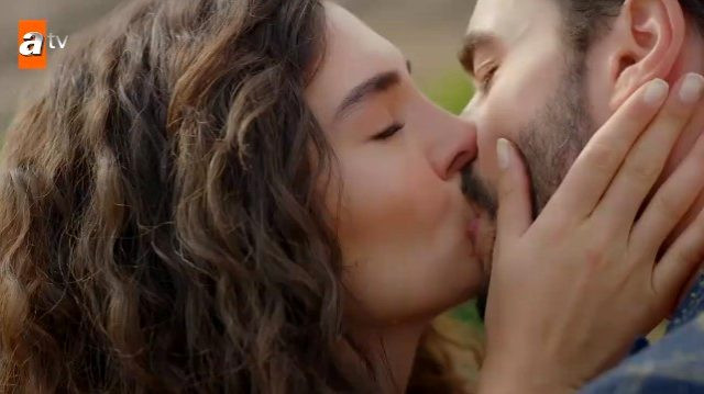 Hercai dizisindeki öpüşme sahnesi izleyicileri ekrana kilitledi - Resim : 1