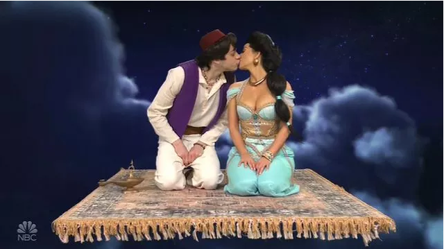 Kim Kardashian, kendisinden 14 yaş küçük sevgilisiyle dudak dudağa - Resim : 2