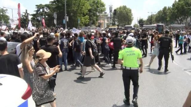Sağlık çalışanları şiddete karşı iş bıraktı: Çapa'daki eyleme polis müdahalesi - Resim : 8