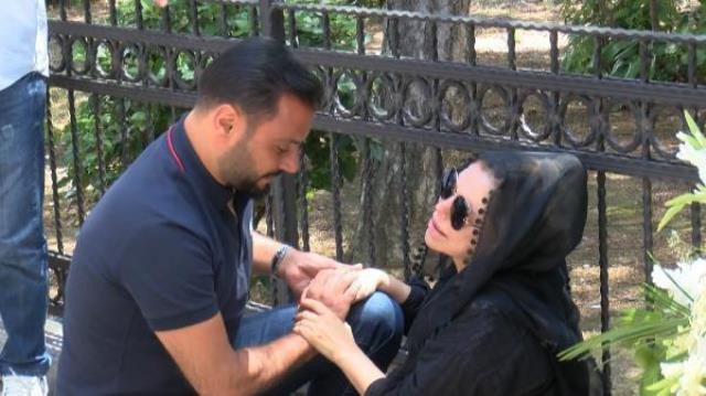 Türkücü Ceylan'ın en zor günü! Ablasının cenazesinde ayakta duramadı - Resim : 3