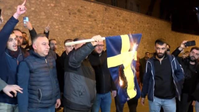 İstanbul'daki İsveç Konsolosluğu önünde protesto! Pano kırılınca gerginlik yaşandı - Resim : 5